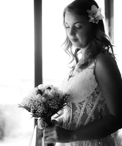 Hitam dan putih portrai pengantin memegang bunga — Stok Foto