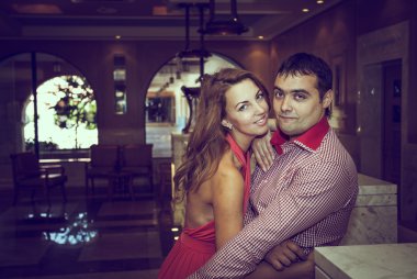 aşık çift bir salonda poz