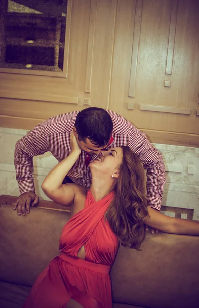 Verliebtes Paar posiert in einem Saal — Stockfoto
