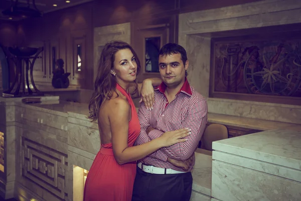 Verliebtes Paar posiert in einem Saal — Stockfoto
