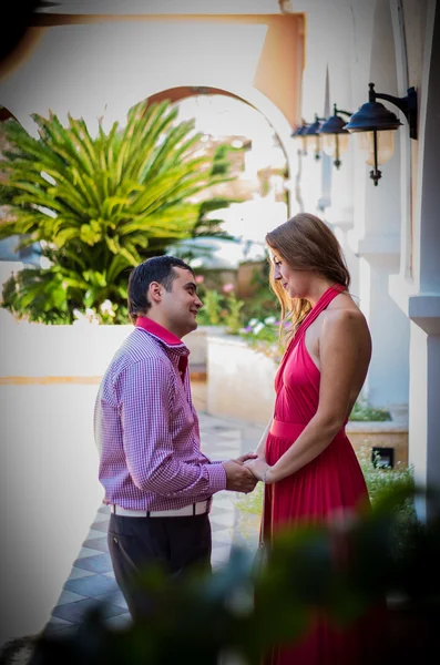 Posando pareja enamorada —  Fotos de Stock