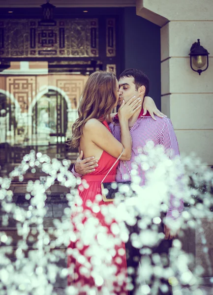 Couple amoureux posant derrière la fontaine — Photo