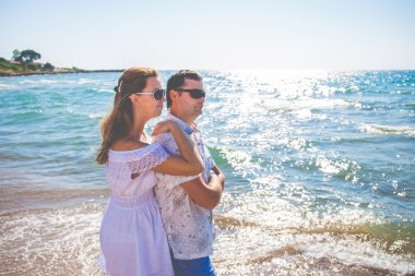 aşık çift sahilde poz