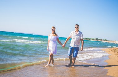 aşık çift sahilde poz