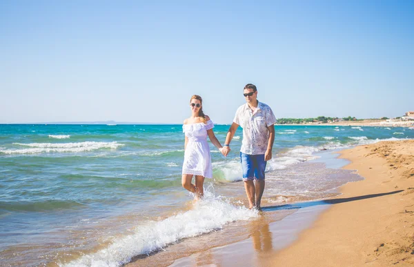 Casal apaixonado posando em uma praia — Fotografia de Stock