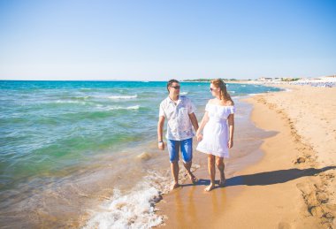 aşık çift sahilde poz