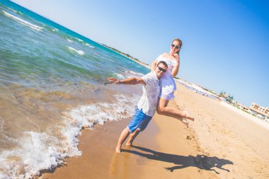 aşık çift sahilde poz