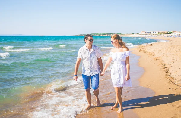 Casal apaixonado posando em uma praia — Fotografia de Stock