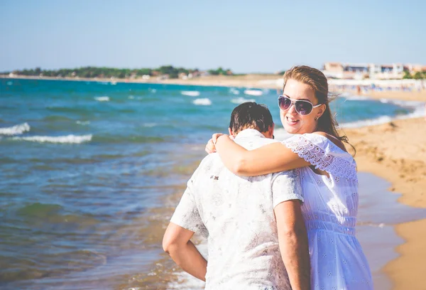 Casal apaixonado posando em uma praia — Fotografia de Stock