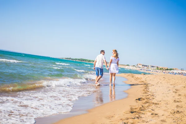 Casal apaixonado posando em uma praia — Fotografia de Stock