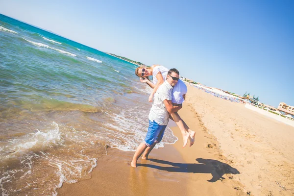 Zamilovaný pár pózuje na pláži — Stock fotografie