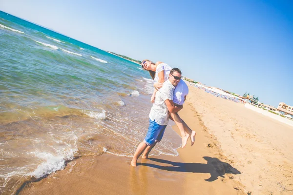 Zamilovaný pár pózuje na pláži — Stock fotografie