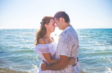 aşık çift sahilde poz