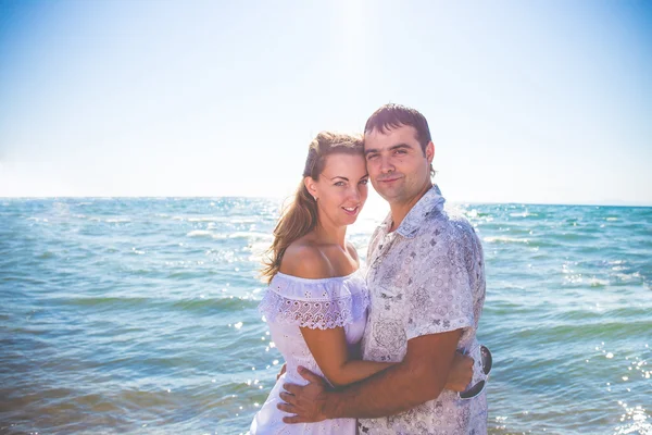 Verliebtes Paar posiert an einem Strand — Stockfoto