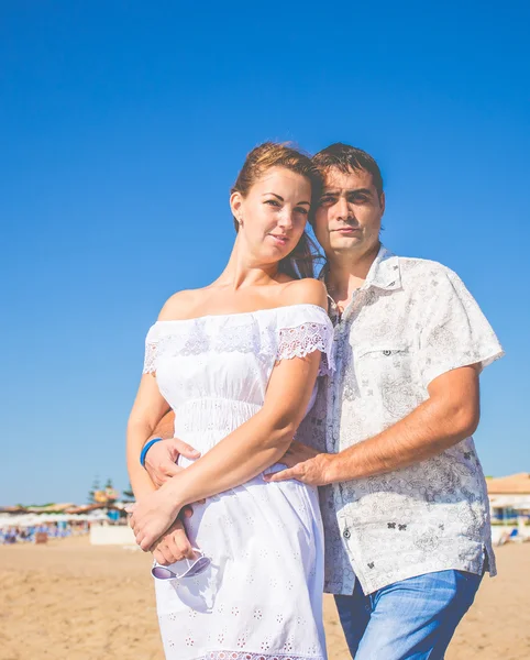 aşık çift sahilde poz