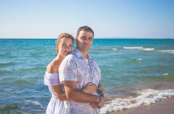 aşık çift sahilde poz