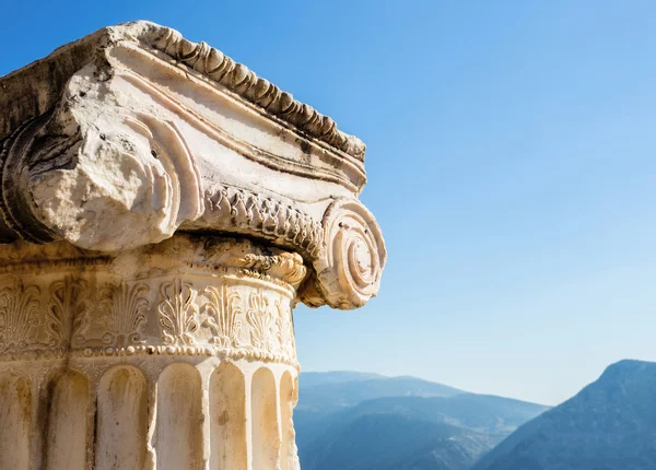 Capital de la columna de orden jónico en la antigua Delfos — Foto de Stock