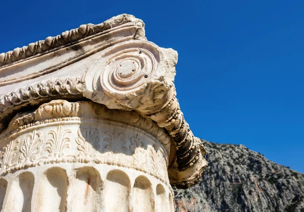 Capital de la columna de orden jónico en la antigua Delfos — Foto de Stock