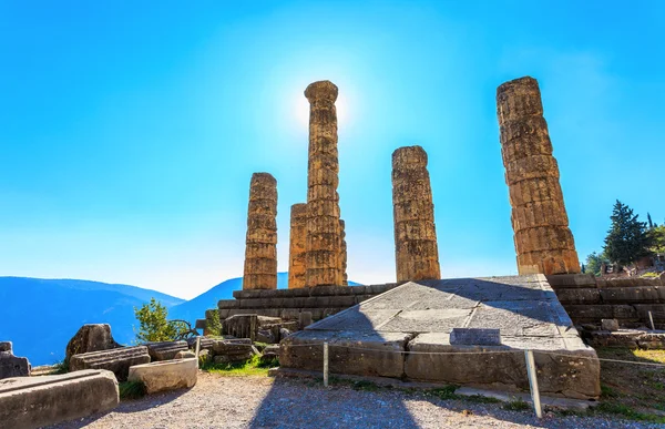 Ruinas del templo de Apolo en Delfos Antiguo — Foto de Stock