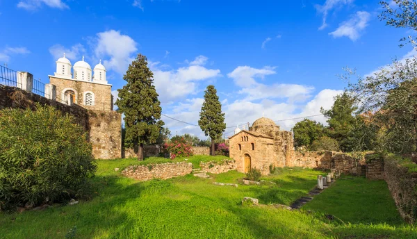 Iglesia byzantine en ruinas antiguas del templo cerca de Koroni, Peloponnese — Foto de Stock