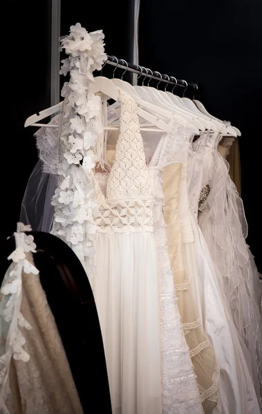 Vestidos de noiva pendurados em racks — Fotografia de Stock