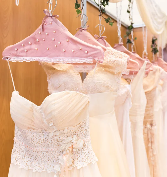 Esküvői ruhák lógnak állványok — Stock Fotó
