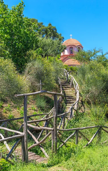 Camino de madera a la antigua iglesia ortodoxa —  Fotos de Stock