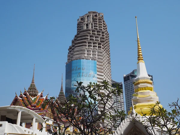 Современное здание и старый храм в Бангкоке, Таиланд — стоковое фото