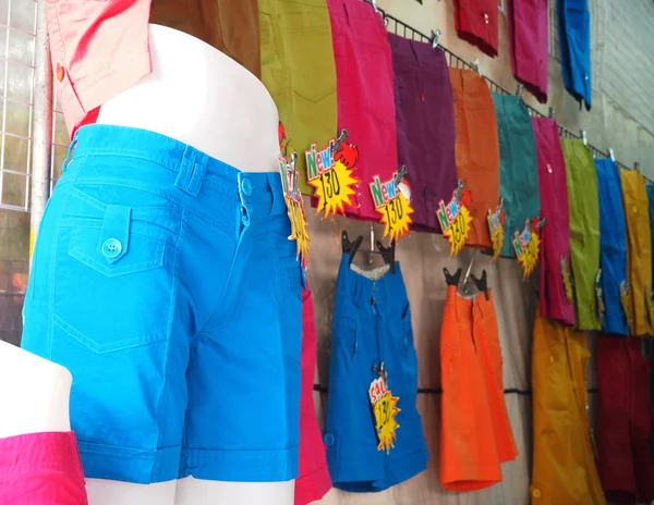 Bunte Shorts mit Preisschild — Stockfoto