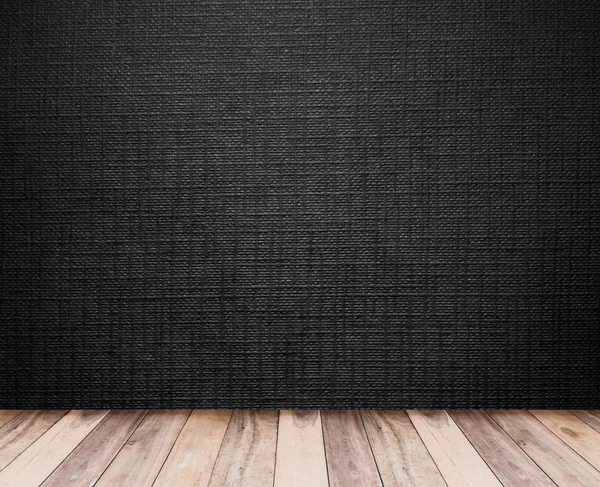 木製の床と黒の壁紙 — ストック写真
