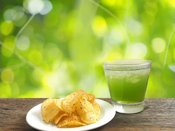 Vidro de suco de maçã e batatas fritas — Fotografia de Stock