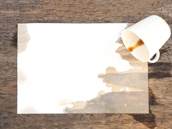 Kaffee aus weißer Tasse verschüttet — Stockfoto