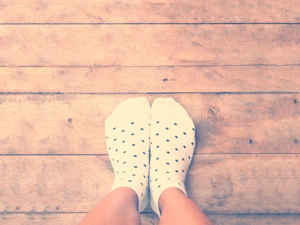Voeten dragen witte polka dot sokken — Stockfoto