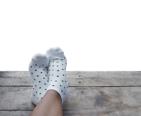 Füße tragen weiße gepunktete Socken — Stockfoto