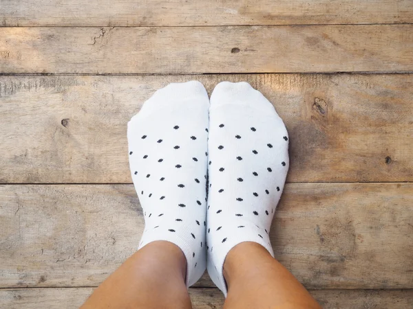 Voeten dragen witte polka dot sokken — Stockfoto