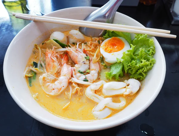 Kung çorba şehriye ve haşlanmış yumurta ile Tom yum