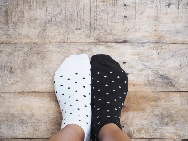 Voeten het dragen van sokken zwart / wit polka dot — Stockfoto