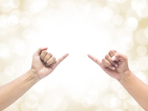 Två händer att hålla upp den lilla fingret — Stockfoto
