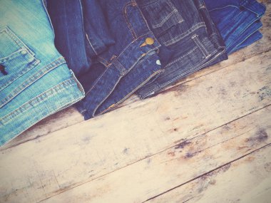 Ahşap arka plan üzerinde kot denim