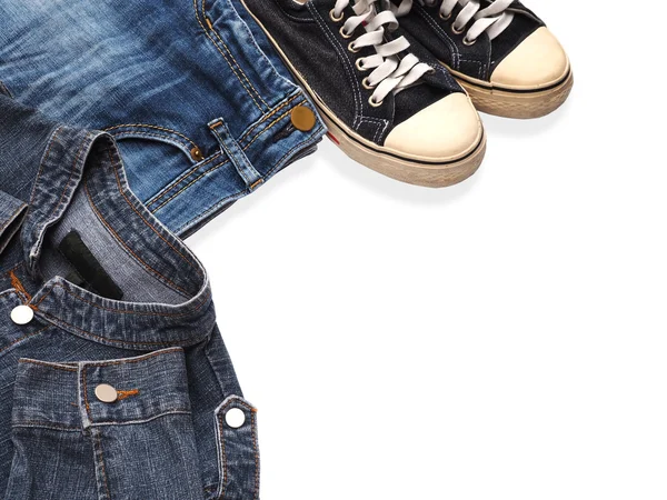 Buty sportowe buty i modne jean denim — Zdjęcie stockowe