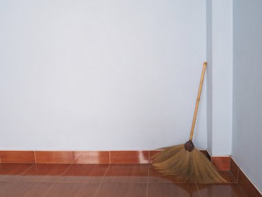 Oda köşede süpürge