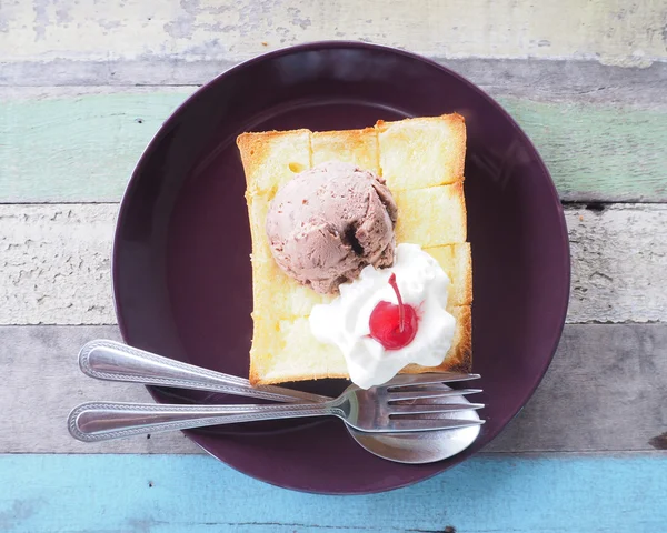 Assiette de pain grillé au miel avec glace au chocolat — Photo