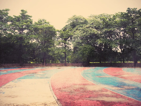 Vieille aire de jeux dans le parc — Photo