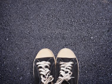 Sokak eski siyah spor ayakkabı ayakkabı