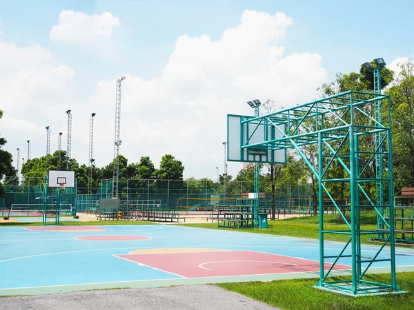 boş açık hava basketbol sahası 