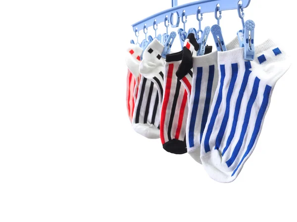Hangende witte sokken met gestreepte patroon — Stockfoto