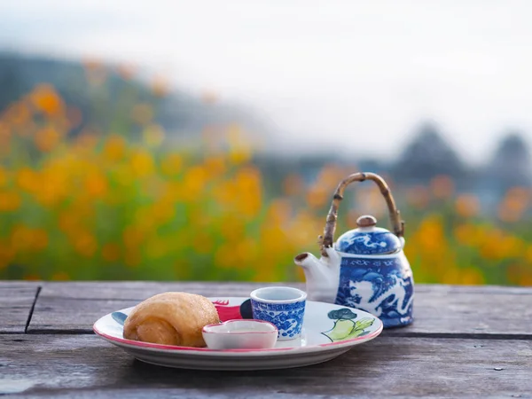 Stekt Mantou Med Kondenserad Mjölk Och Kinesiskt Träbord Utomhus — Stockfoto