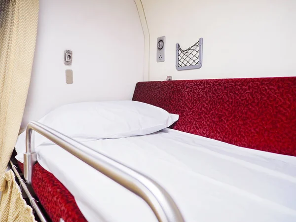 Белая Подушка Верхней Этажной Кровати Тайском Спальном Вагоне Второго Класса — стоковое фото