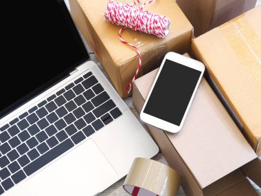 Bilgisayarlı ve cep telefonlu. Girişimci nakliyeye, paketlemeye, çevrimiçi satışa, e-ticaret konseptine hazırlanıyor. Girişim işi