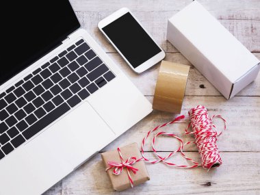 Bilgisayarlı ve cep telefonlu. Girişimci nakliyeye, paketlemeye, çevrimiçi satışa, e-ticaret konseptine hazırlanıyor. Girişim işi